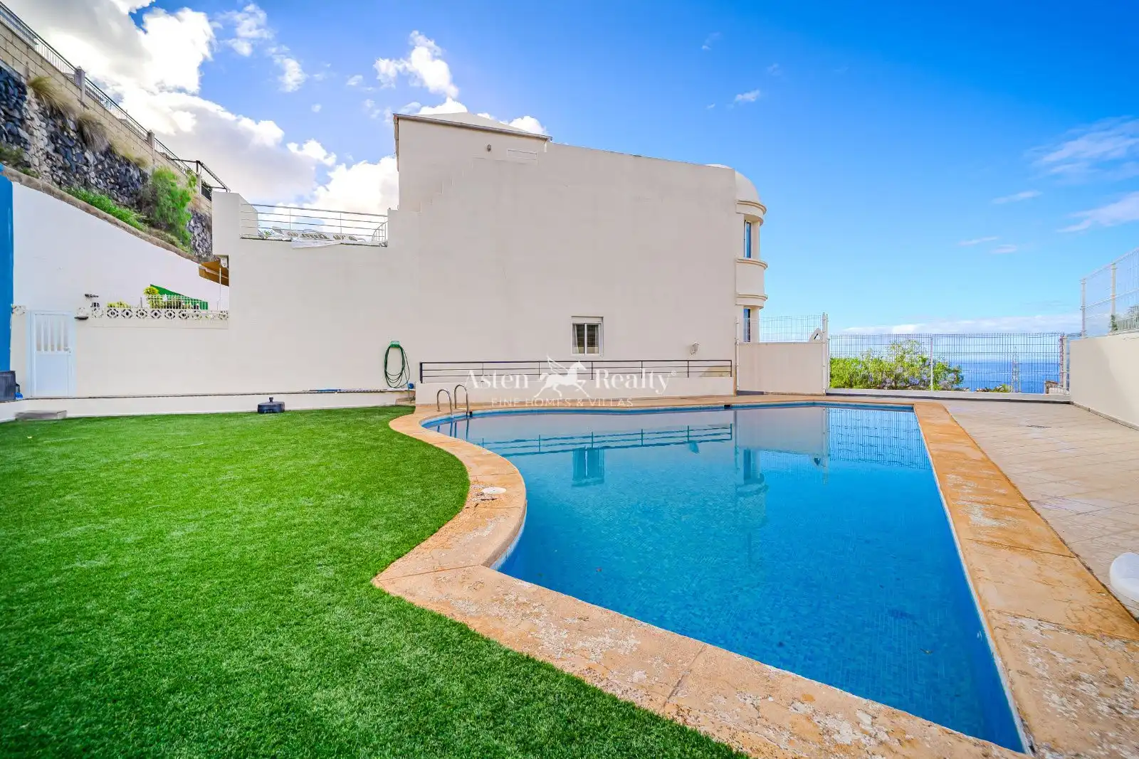 Schwimmbecken von Einfamilien-Reihenhaus zum Verkauf in Arona mit Klimaanlage, Terrasse und Abstellraum