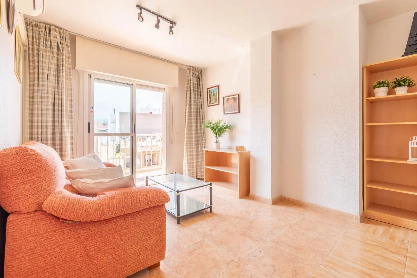 Sala de estar de Piso en venta en Almería con Terraza y Amueblado