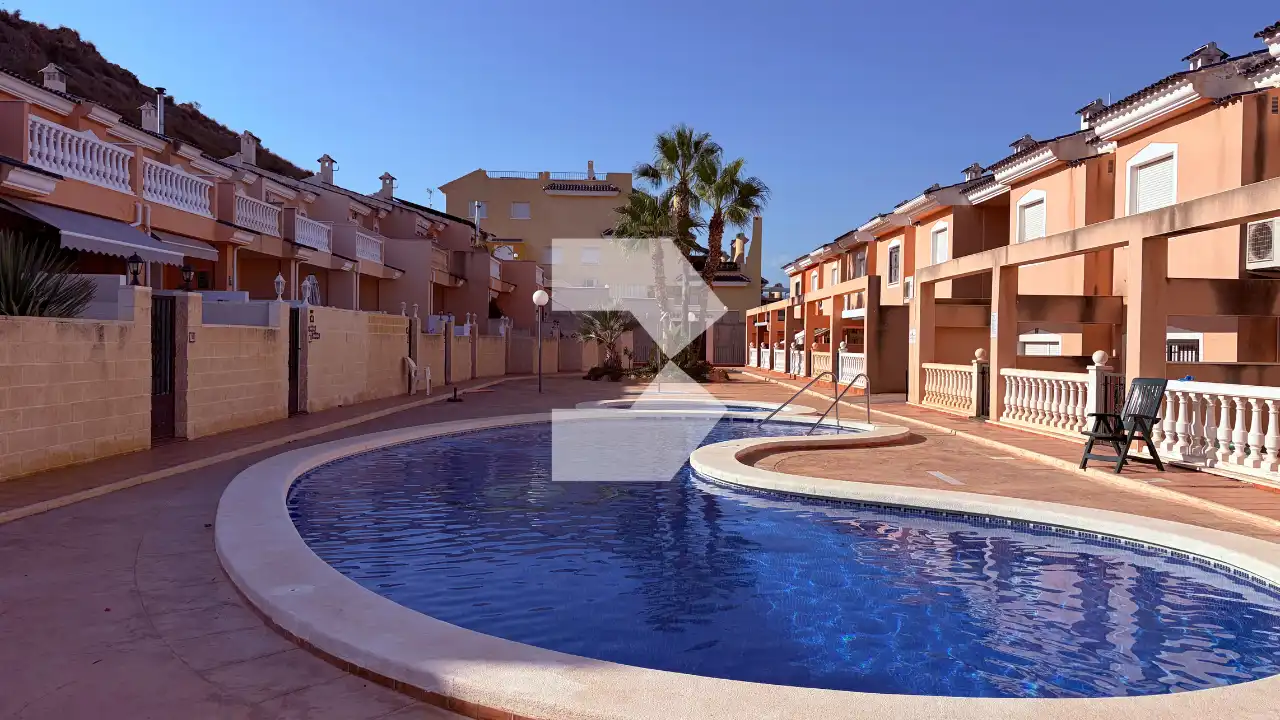 Schwimmbecken von Einfamilien-Reihenhaus zum Verkauf in Mutxamel mit Klimaanlage, Heizung und Terrasse