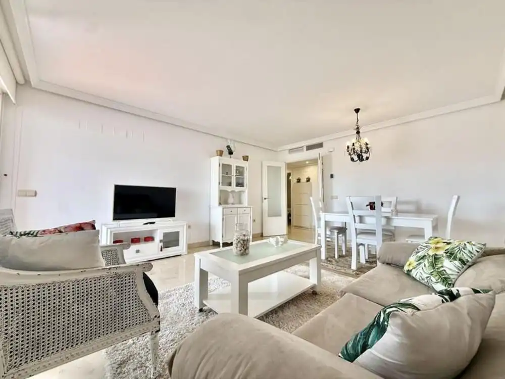 Wohnzimmer von Erdgeschoss zur Miete in Estepona mit Klimaanlage, Terrasse und Schwimmbad