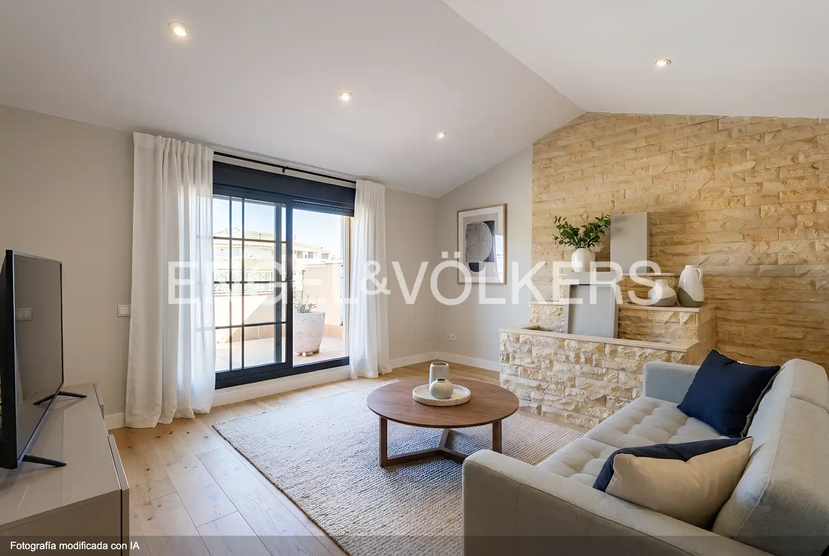 Sala d'estar de Casa adosada en venda en Sant Boi de Llobregat amb Aire condicionat, Calefacció i Jardí privat