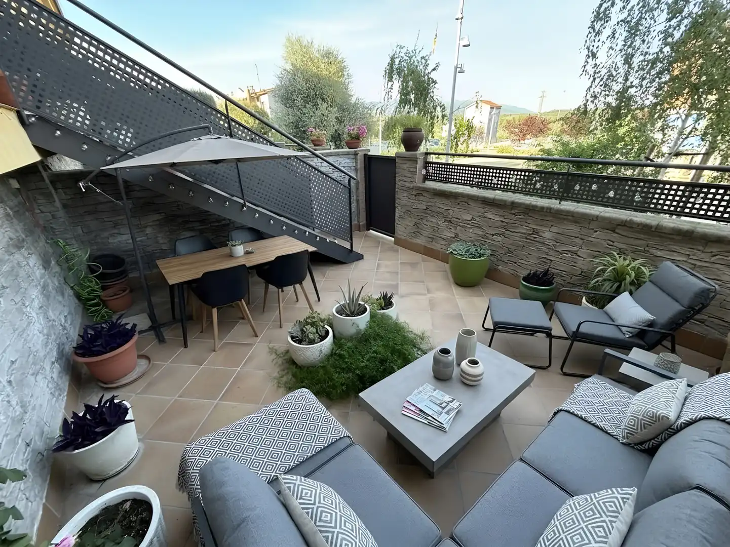 Casa aparellada amb terrassa en venda a Passatge Mare de Déu de Queralt