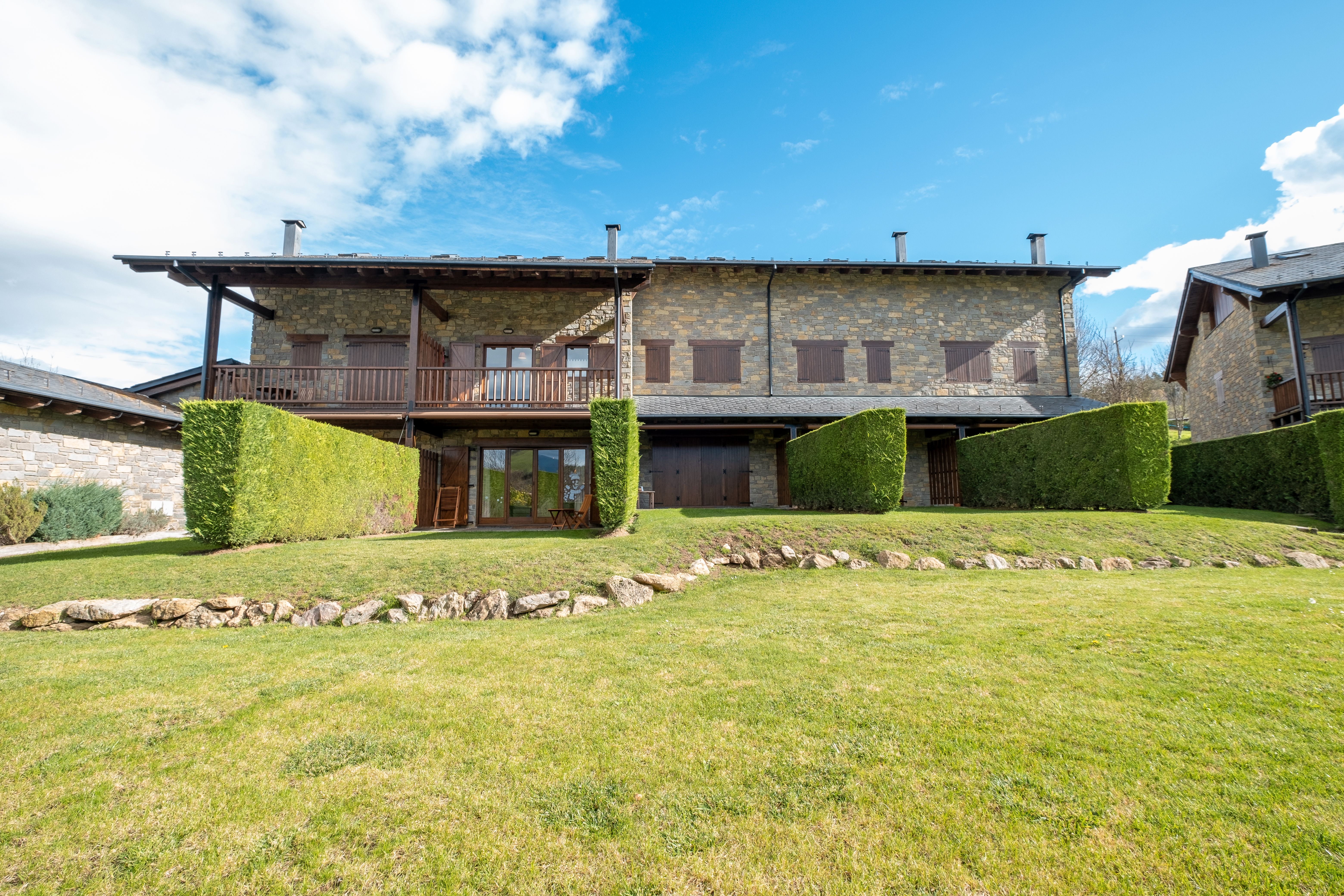 Vista exterior de Casa adosada en venda en Bellver de Cerdanya amb Calefacció, Jardí privat i Parquet