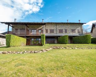 Vista exterior de Casa adosada en venda en Bellver de Cerdanya amb Calefacció, Jardí privat i Parquet