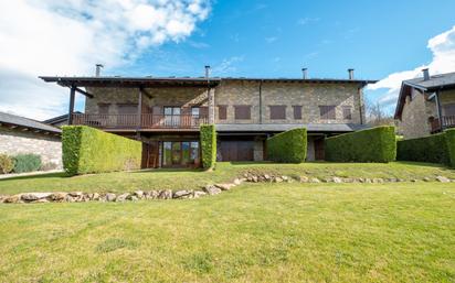 Vista exterior de Casa adosada en venda en Bellver de Cerdanya amb Calefacció, Jardí privat i Parquet