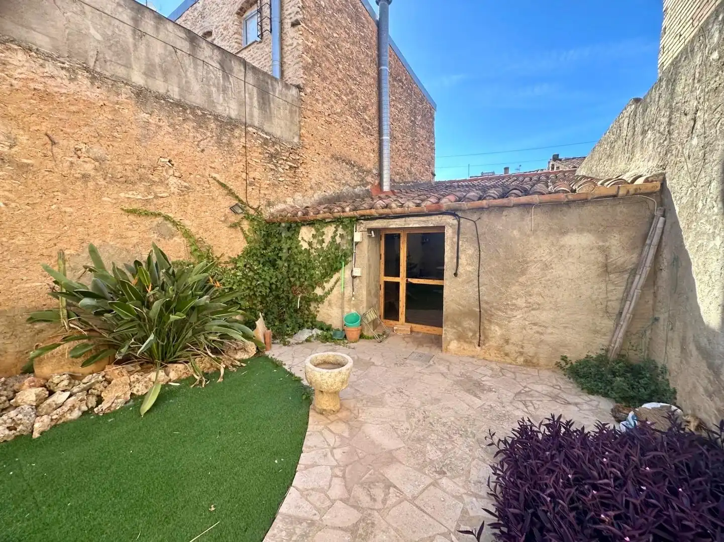 House with garden for sale in Santa Bàrbara, imagen 2