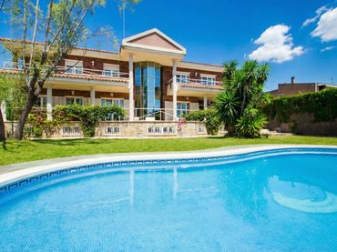 House with pool for sale in Carrer del Bergadà 3