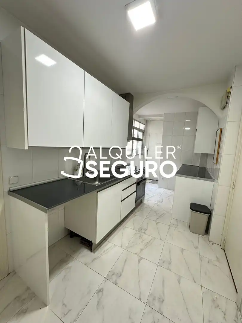 Cuina de Pis de lloguer en Madrid amb Calefacció i Terrassa
