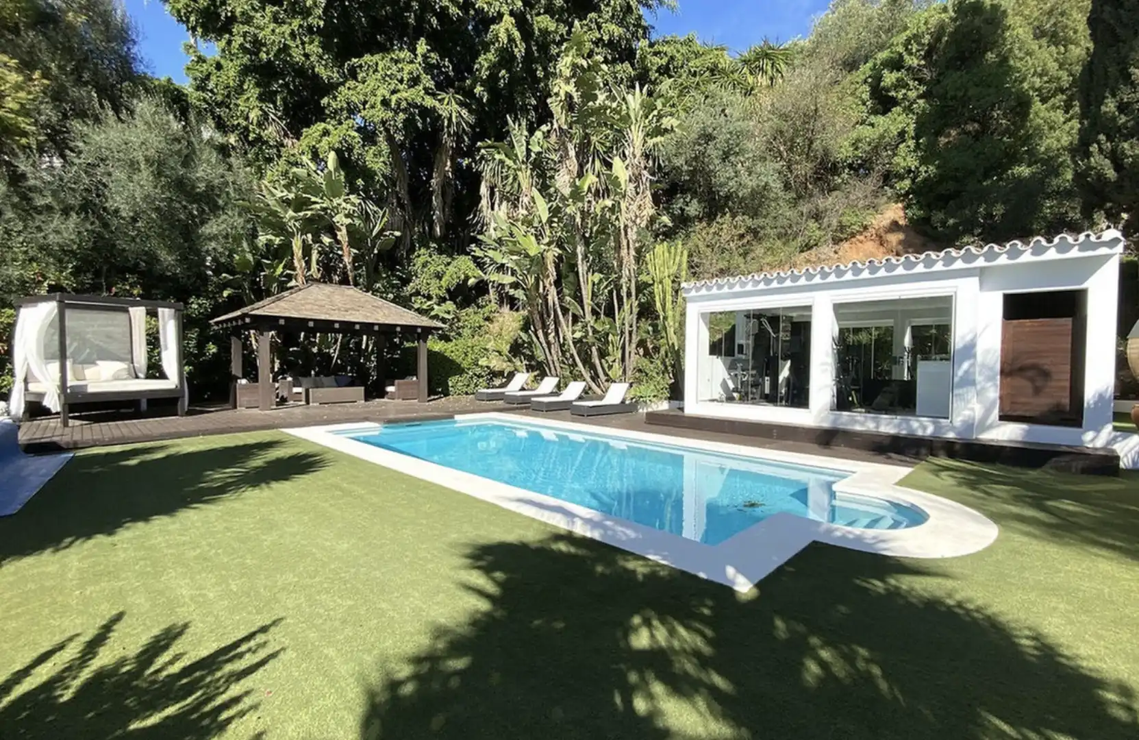 Chalet con terraza en venta en Las Chapas - El Rosario