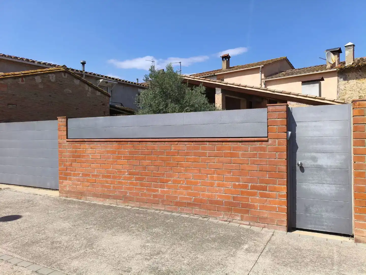 Vista exterior de Casa adosada en venta en Banyoles con Aire acondicionado y Jardín privado