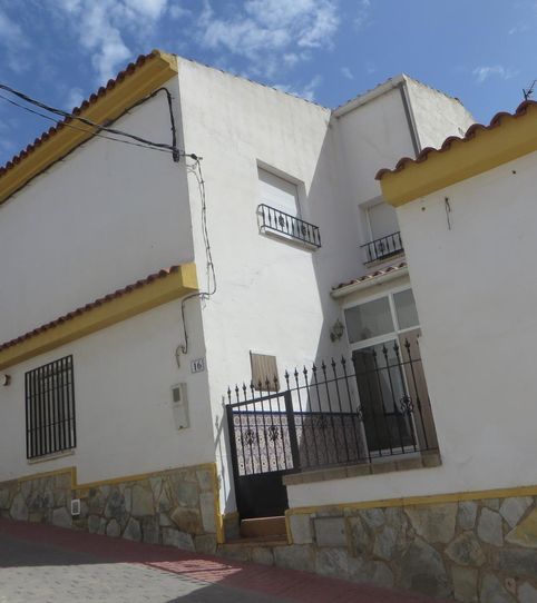 Foto 2 de Casa adosada en venta en Once, 16, Fuentealbilla, Albacete