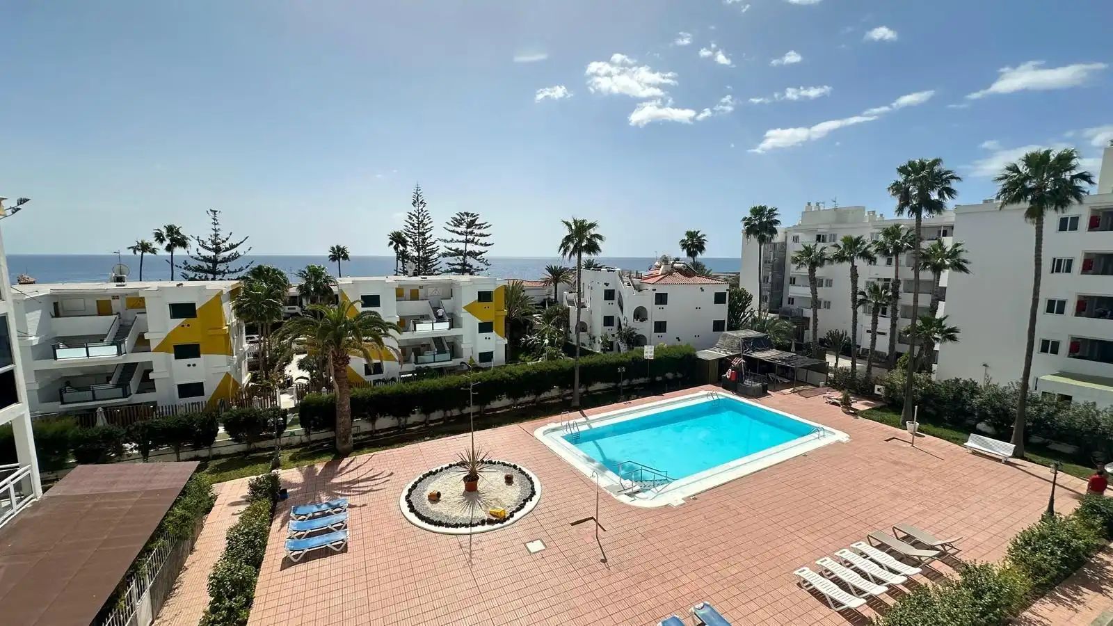 Vista exterior de Apartamento en venta en San Bartolomé de Tirajana con Amueblado, Balcón y Piscina comunitaria