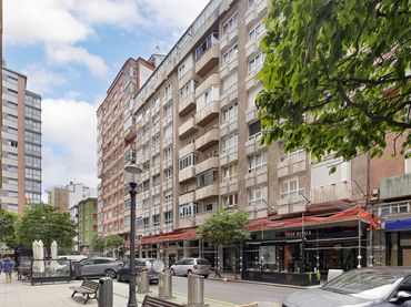 Pis amb balcó en venda a Gijón - CL DOCTOR AQUILINO HURLE 33