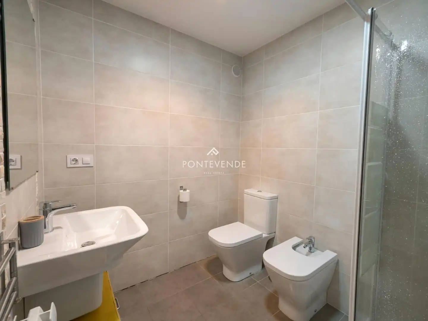 Badezimmer von Dachboden zur Miete in Pontevedra Capital  mit Heizung, Parkett und Terrasse