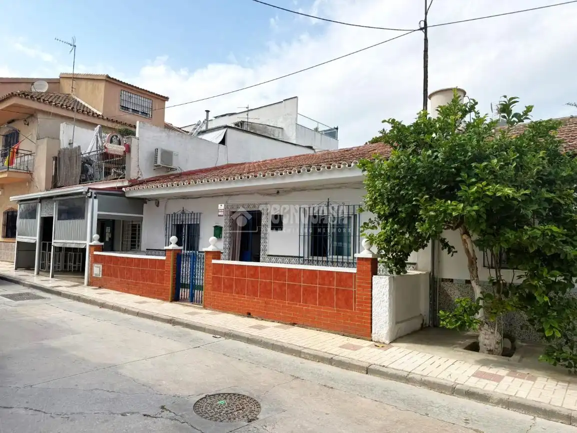 Vista exterior de Casa adosada en venda en Málaga amb Jardí privat