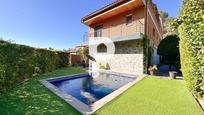 Vista exterior de Casa o xalet en venda en Sant Esteve Sesrovires amb Aire condicionat, Jardí privat i Terrassa