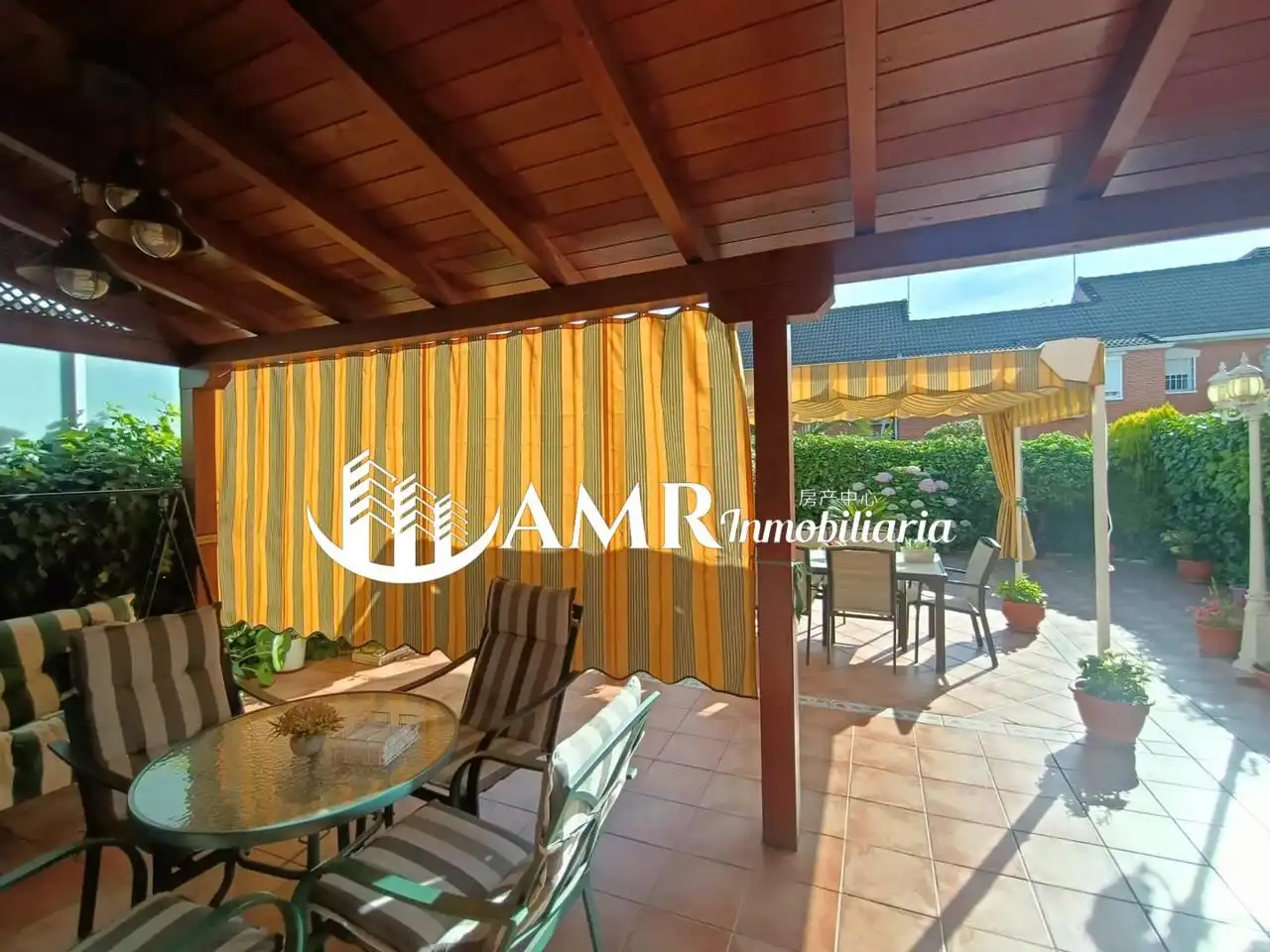 Terrasse von Einfamilien-Reihenhaus zum Verkauf in Parla mit Klimaanlage, Heizung und Privatgarten