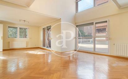 Living room of Flat for sale in  Madrid Capital  with Air Conditioner, Heating and Private garden