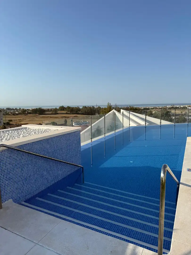 Piscina de Pis en venda en Marbella amb Aire condicionat, Terrassa i Moblat