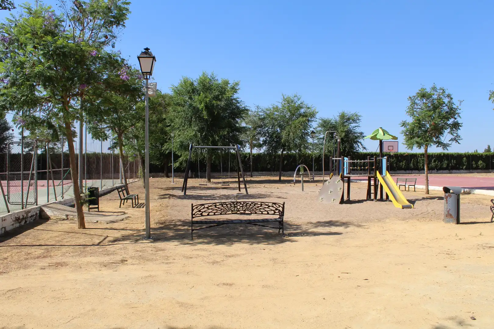 Vista exterior de Casa o xalet en venda en Alcalá de Guadaira amb Aire condicionat, Jardí privat i Piscina
