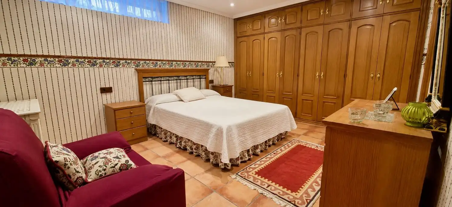 Dormitori de Casa o xalet en venda en Laredo amb Terrassa, Moblat i Balcó