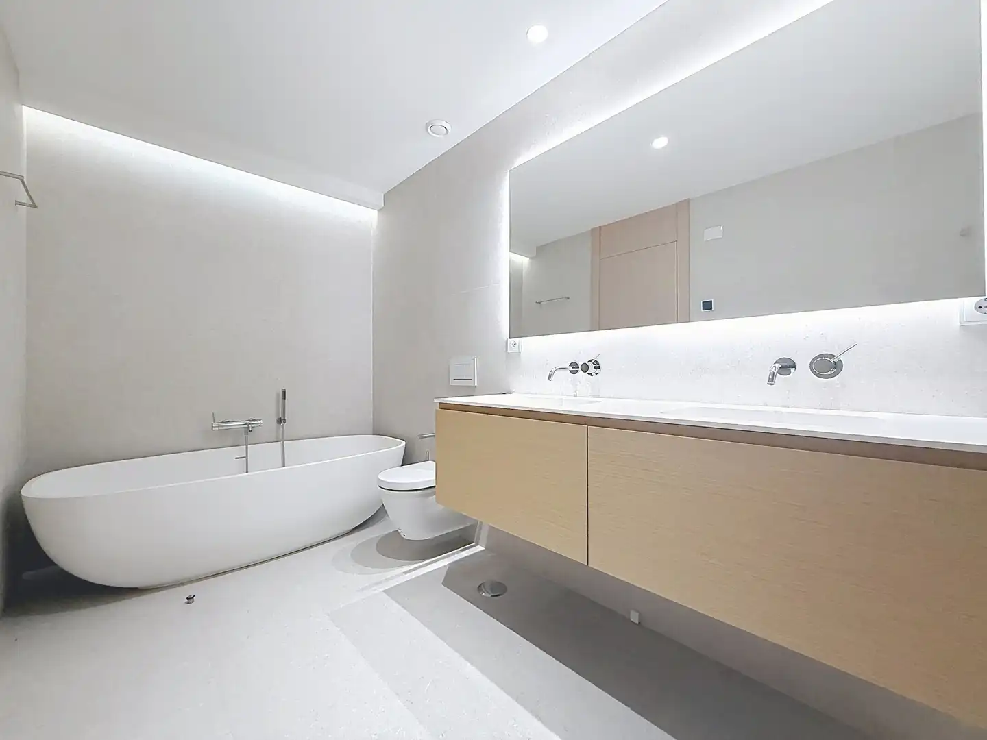 Bathroom of Apartments for sale in Benahavís  with Air Conditioner, Terrace and Storage room