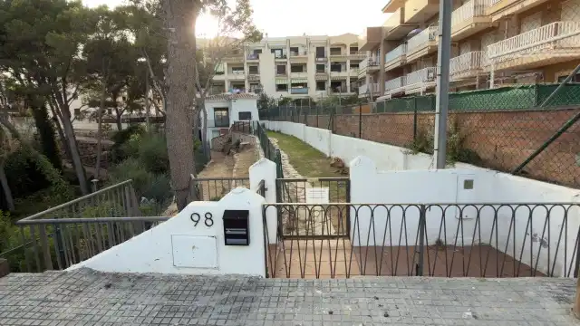 Vista exterior de Casa o xalet en venda en Mont-roig del Camp amb Aire condicionat, Jardí privat i Terrassa