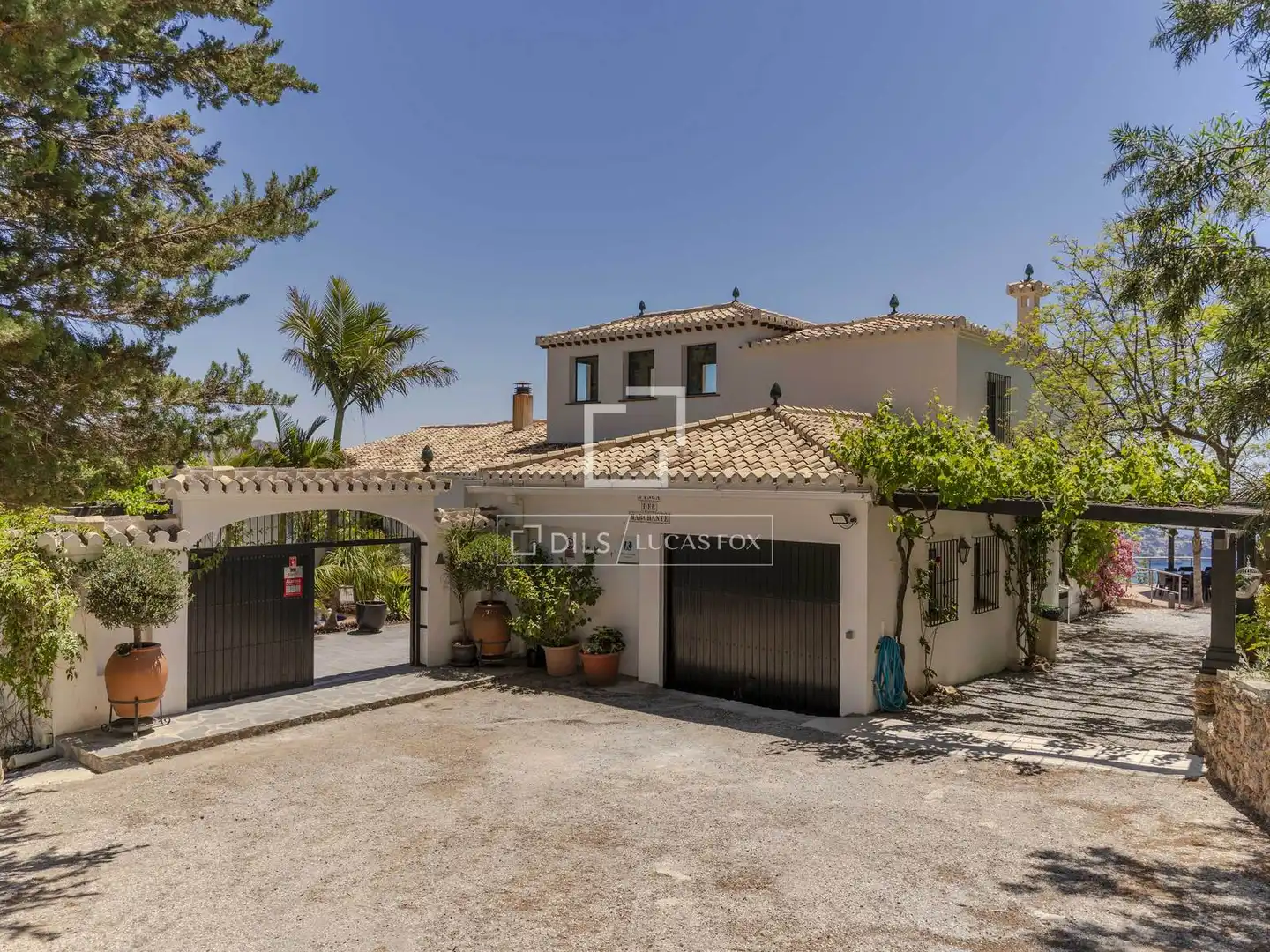 Vista exterior de Casa o xalet en venda en Almuñécar amb Aire condicionat, Calefacció i Jardí privat