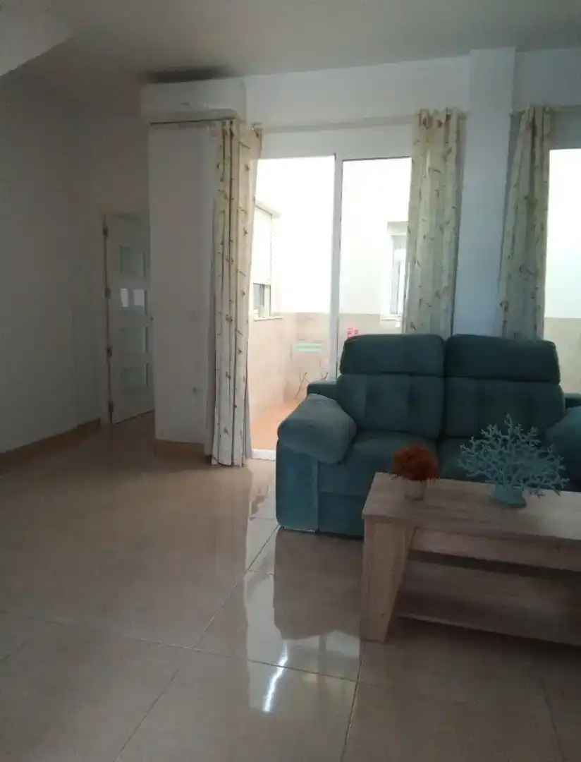 Sala d'estar de Casa adosada en venda en Camas amb Forn