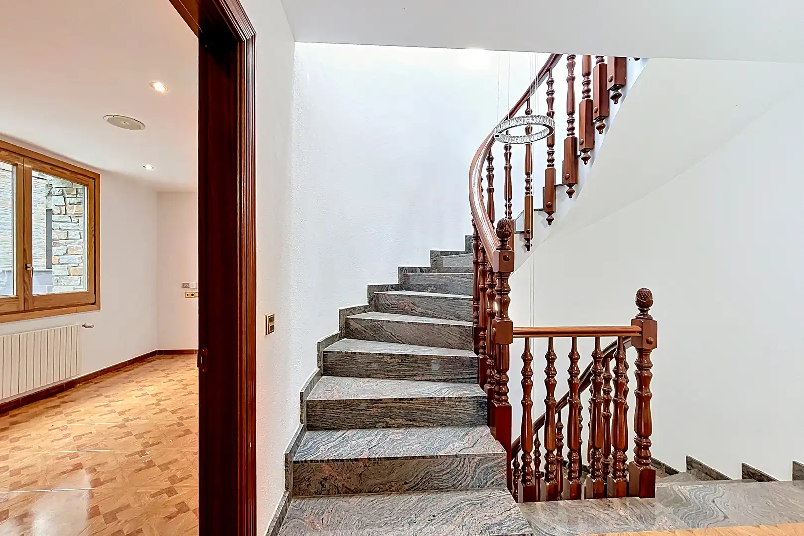 Haus oder Chalet zur Miete in Escaldes – Engordany mit Heizung, Privatgarten und Parkett