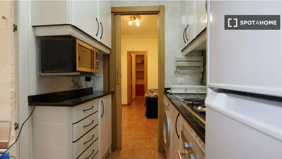 Cuina de Apartament per a compartir en Madrid amb Aire condicionat, Calefacció i Terrassa