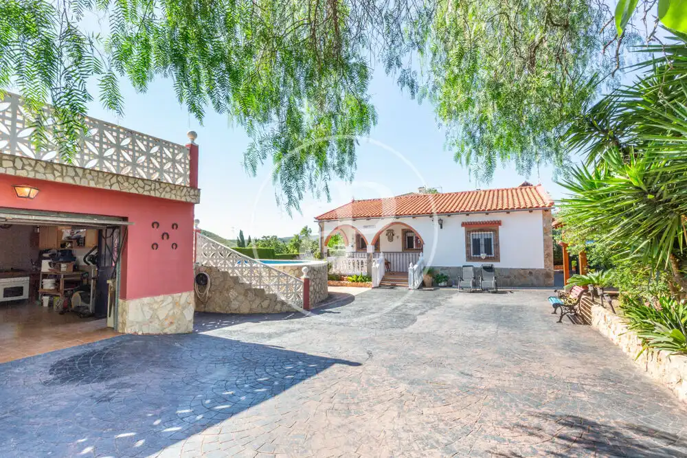 Vista exterior de Casa o chalet en venta en Montroi / Montroy con Aire acondicionado, Calefacción y Jardín privado