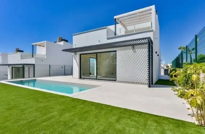 Casa amb piscina en venda a Carrer Amsterdam