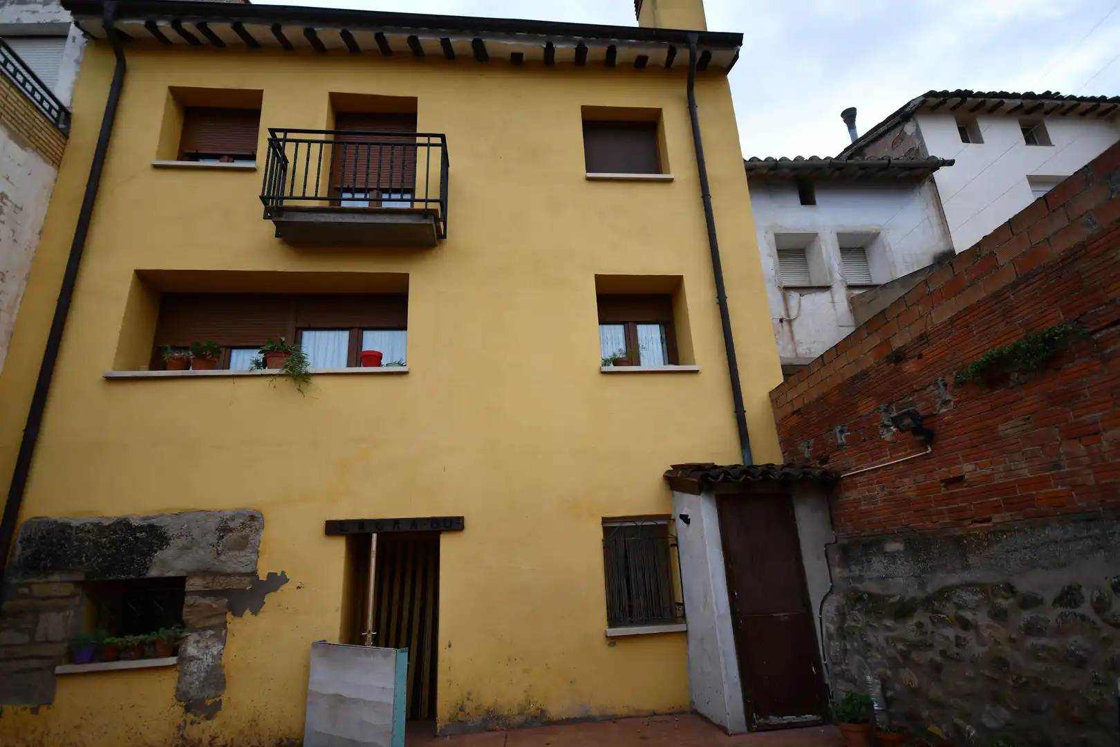 Vista exterior de Finca rústica en venda en Fuenmayor amb Calefacció, Parquet i Terrassa