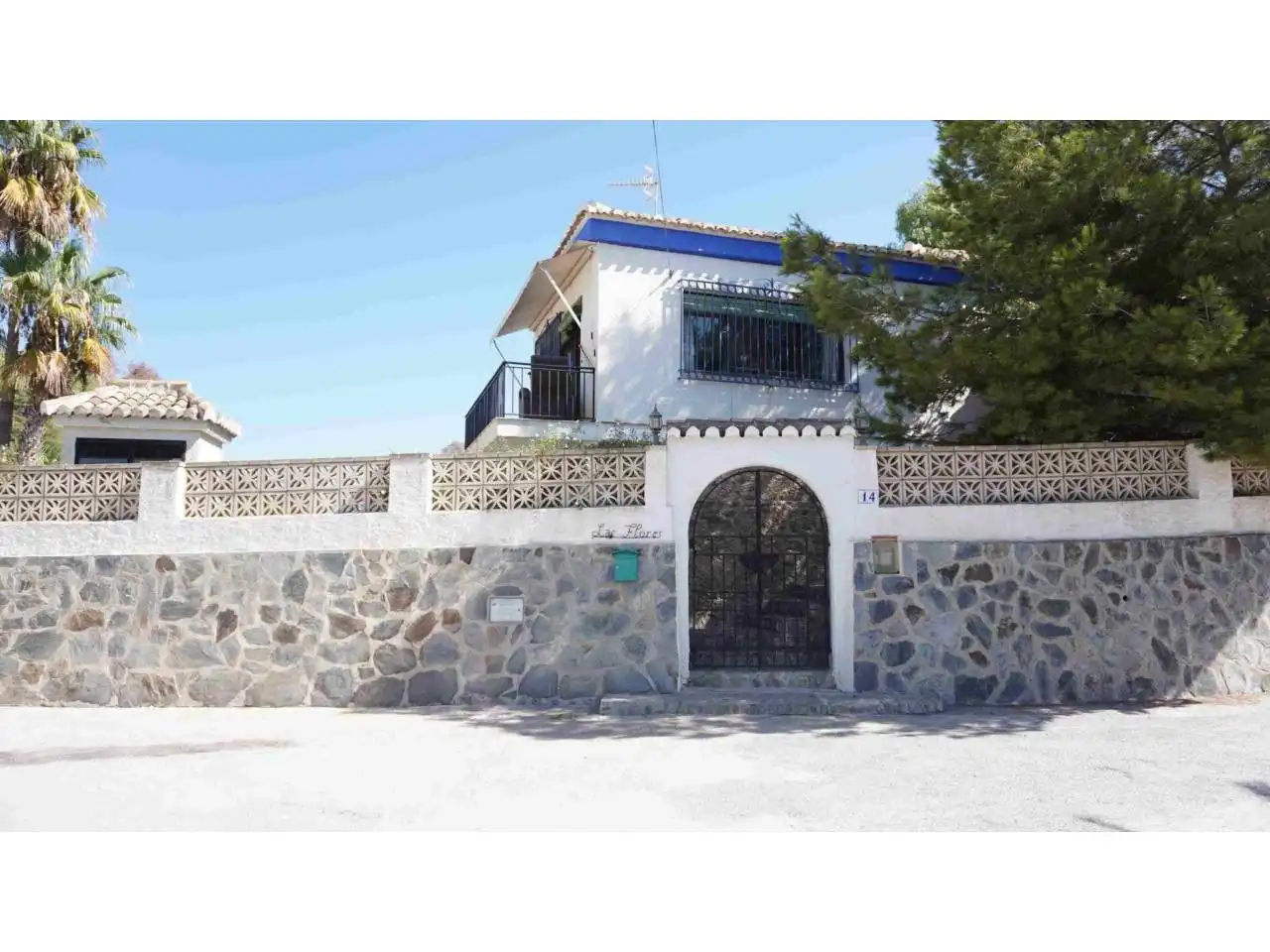Vista exterior de Casa o xalet en venda en Almuñécar amb Jardí privat, Terrassa i Piscina