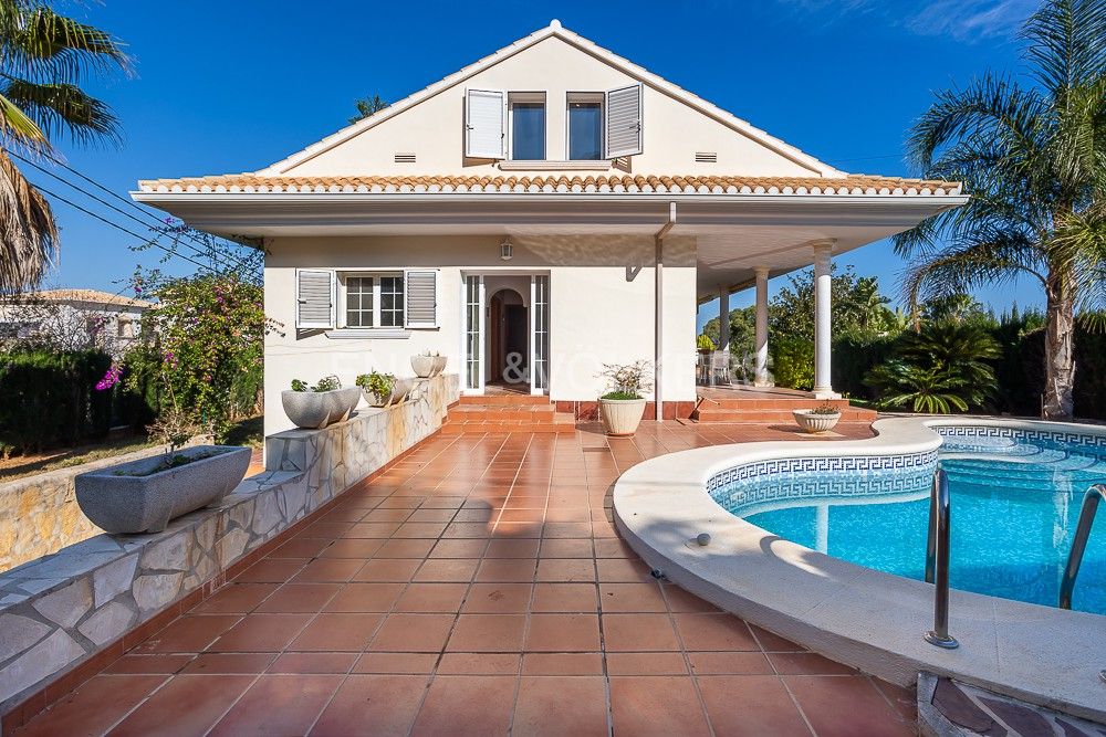 Vista exterior de Casa o xalet en venda en Dénia amb Aire condicionat, Calefacció i Jardí privat