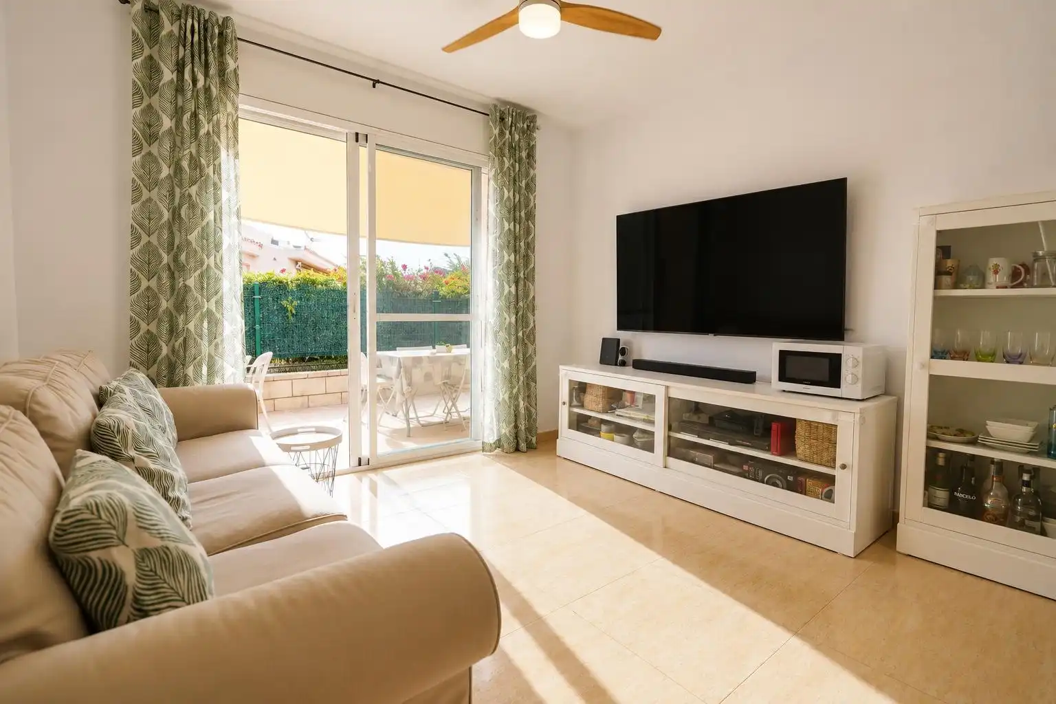 Sala d'estar de Casa o xalet en venda en Mont-roig del Camp amb Jardí privat, Terrassa i Piscina comunitària