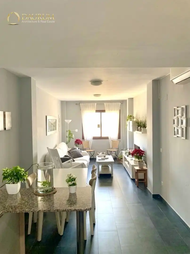Living room of Flat for sale in Casc Urbà