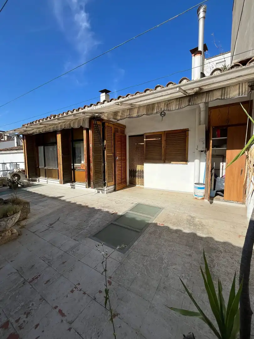 Außenansicht von Einfamilien-Reihenhaus zum Verkauf in Salt mit Heizung und Terrasse