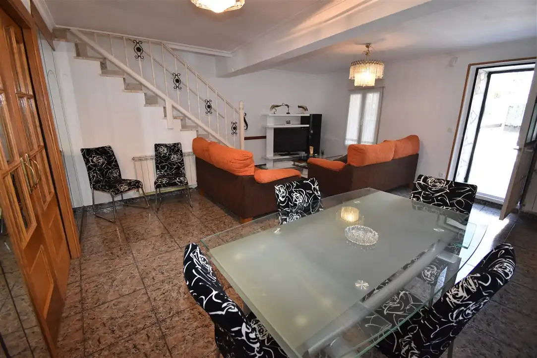 Sala de estar de Casa adosada en venta en Noja con Calefacción, Terraza y Amueblado