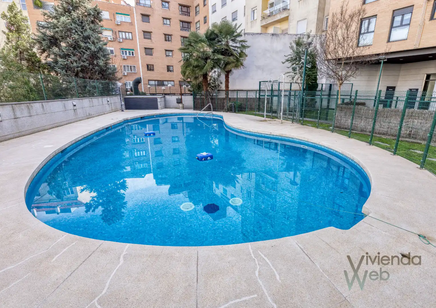 Schwimmbecken von Wohnung zum Verkauf in Madrid mit Klimaanlage, Heizung und Privatgarten