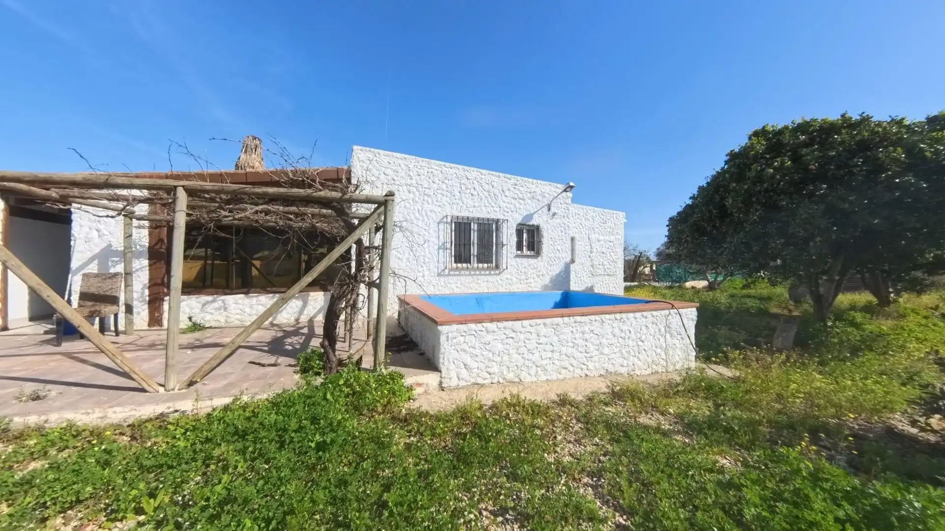 Vista exterior de Casa o xalet en venda en Chiclana de la Frontera amb Jardí privat