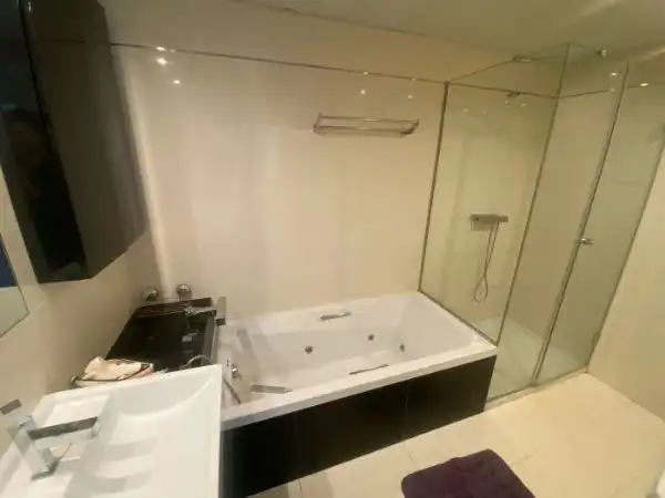 Baño de Ático de alquiler en Barcelona con Aire acondicionado, Calefacción y Parquet