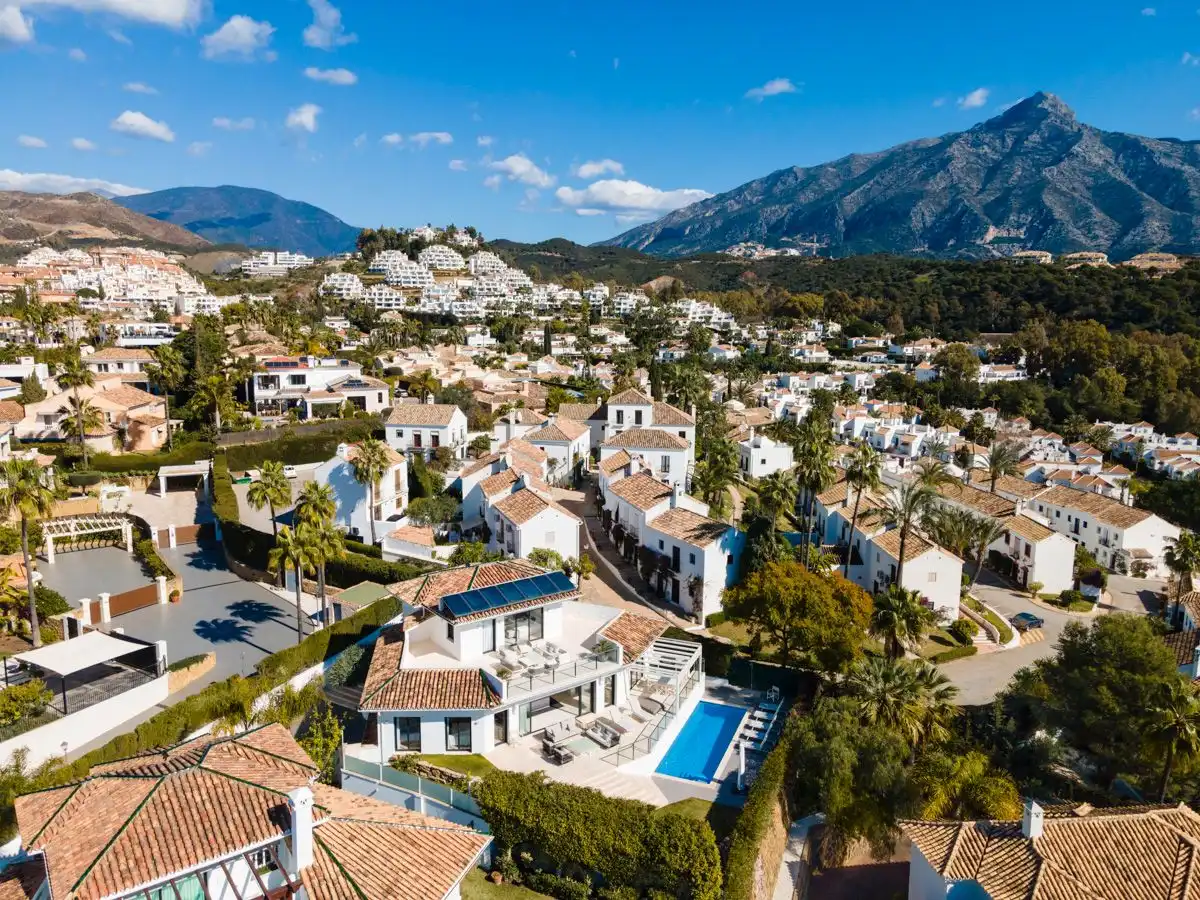 Vista exterior de Casa o chalet en venta en Marbella con Aire acondicionado, Parquet y Terraza