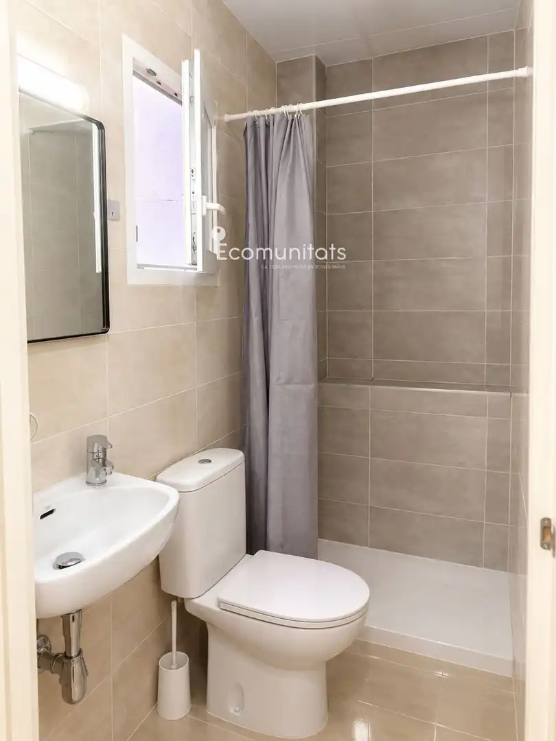Bathroom of Flat for rent in Tortosa  with Air Conditioner and Furnished