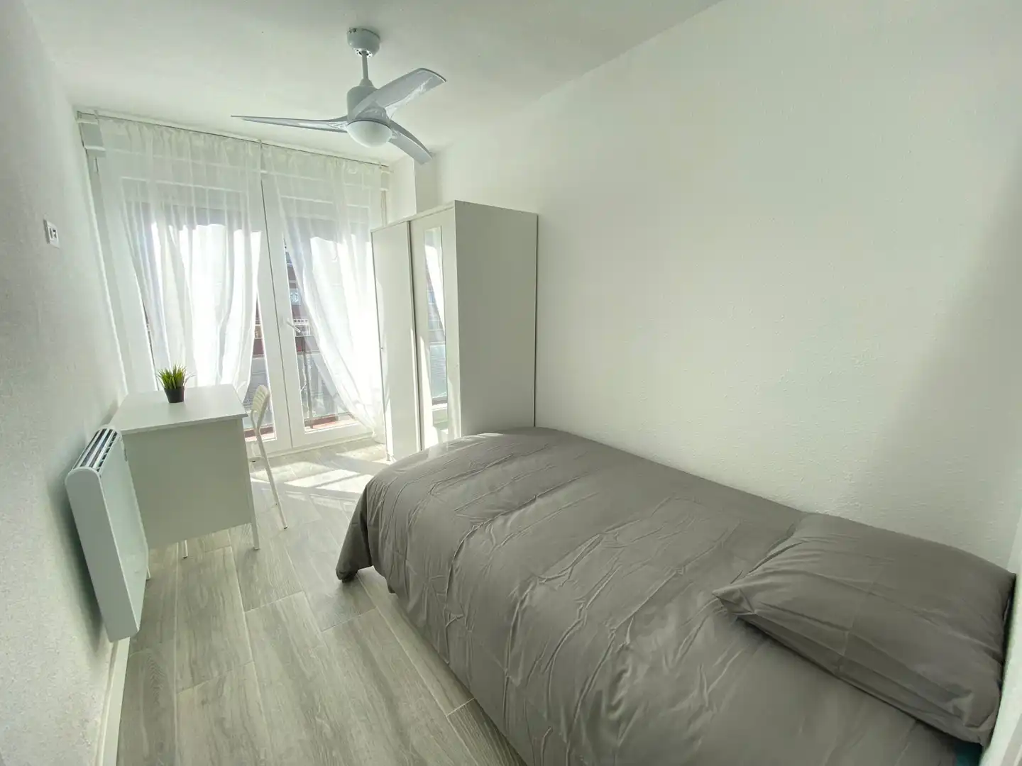 Habitación de Piso de alquiler en Madrid con Calefacción, Amueblado y Horno