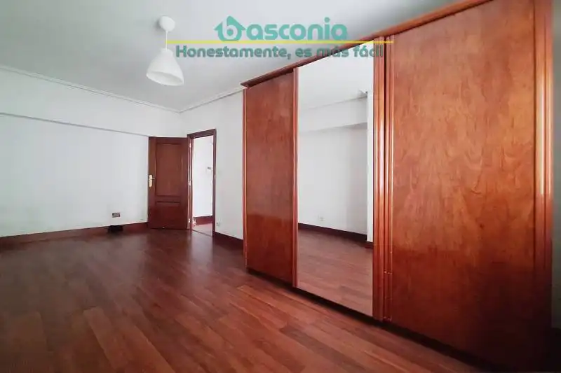 Habitación de Piso en venta en Basauri  con Calefacción, Amueblado y Balcón