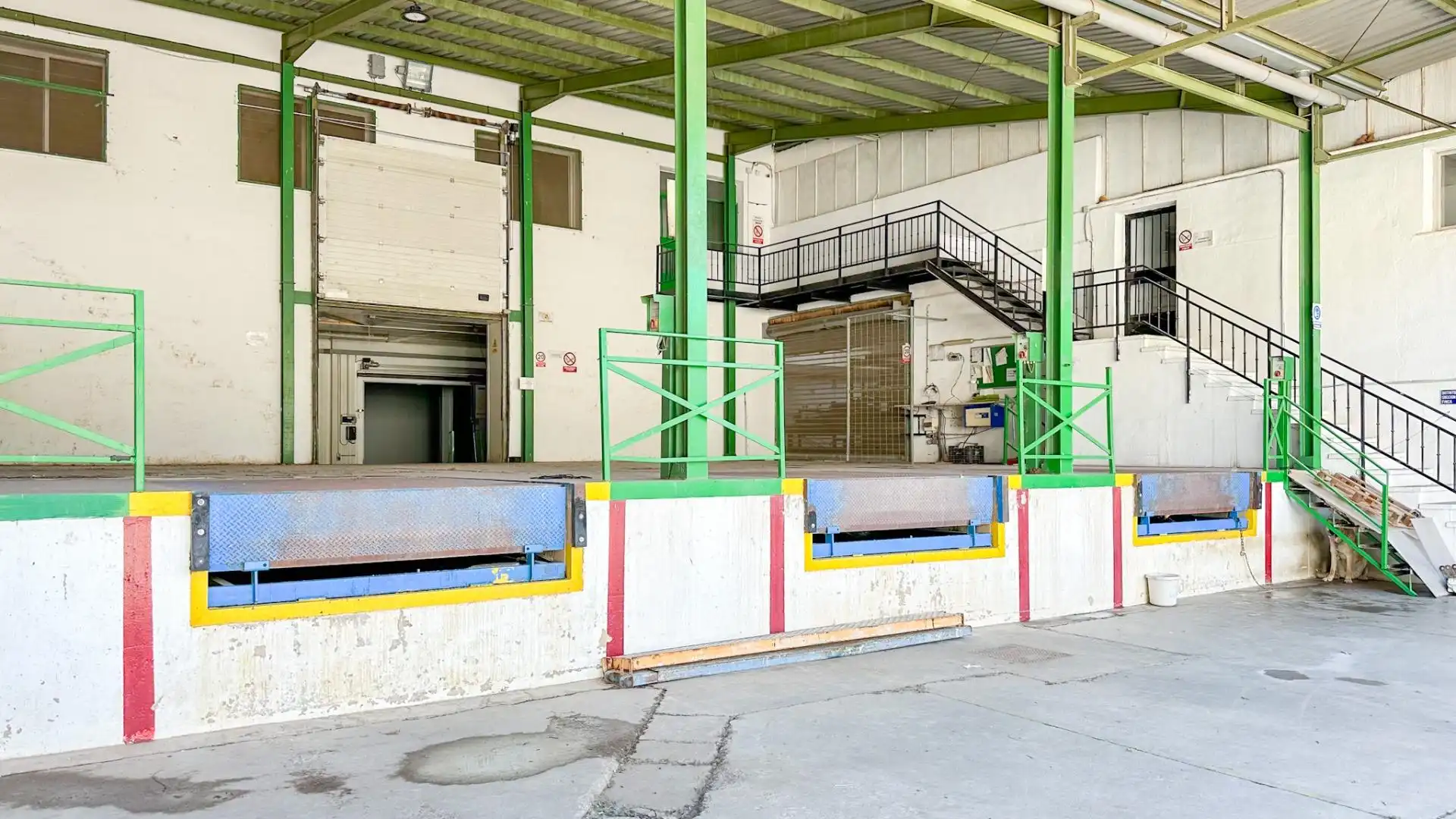 Vista exterior de Nave industrial en venta en Málaga
