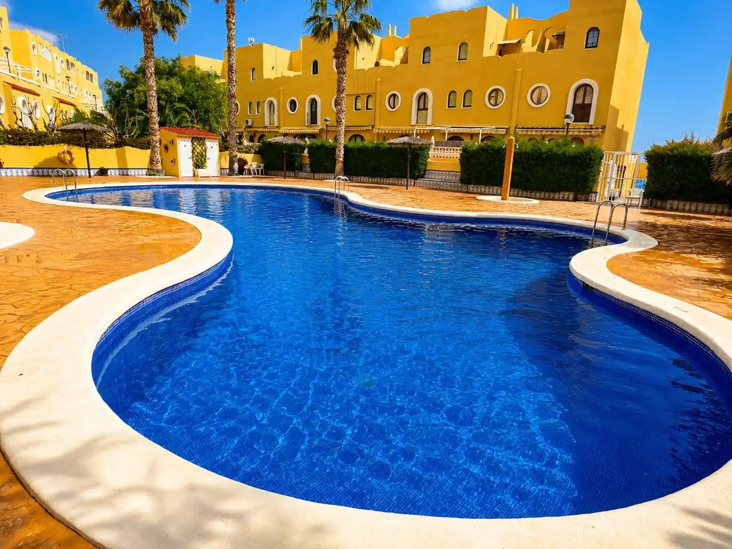 Piscina de Casa adosada en venda en El Campello amb Aire condicionat, Calefacció i Terrassa