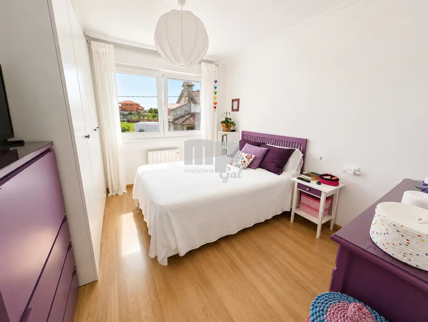 Dormitori de Casa o xalet en venda en Cangas  amb Calefacció, Jardí privat i Parquet